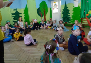 Dzieci siedzą i słuchają listu od Wiosny.